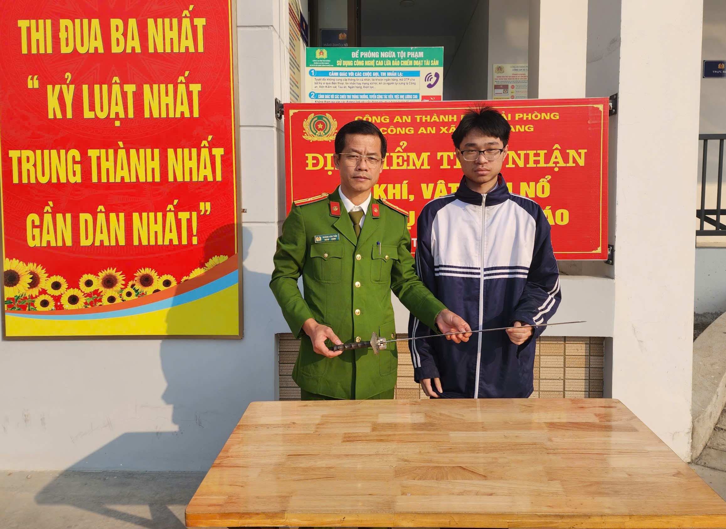 Công an xã Cẩm Giang đẩy mạnh tuyên truyền, vận động thu hồi vũ khí, vật liệu nổ, công cụ hỗ trợ và pháo